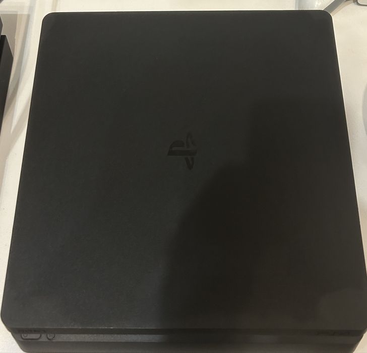 PS4 Slim 1TB. В идеальном состоянии, полный комплект.