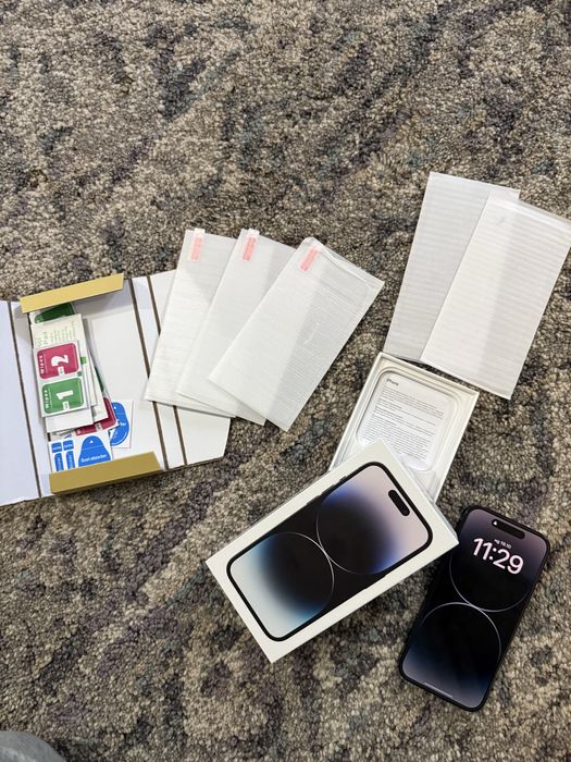 Продавам Iphone 14 pro с подаръци . 5 бр стъклени протектори и калъфи