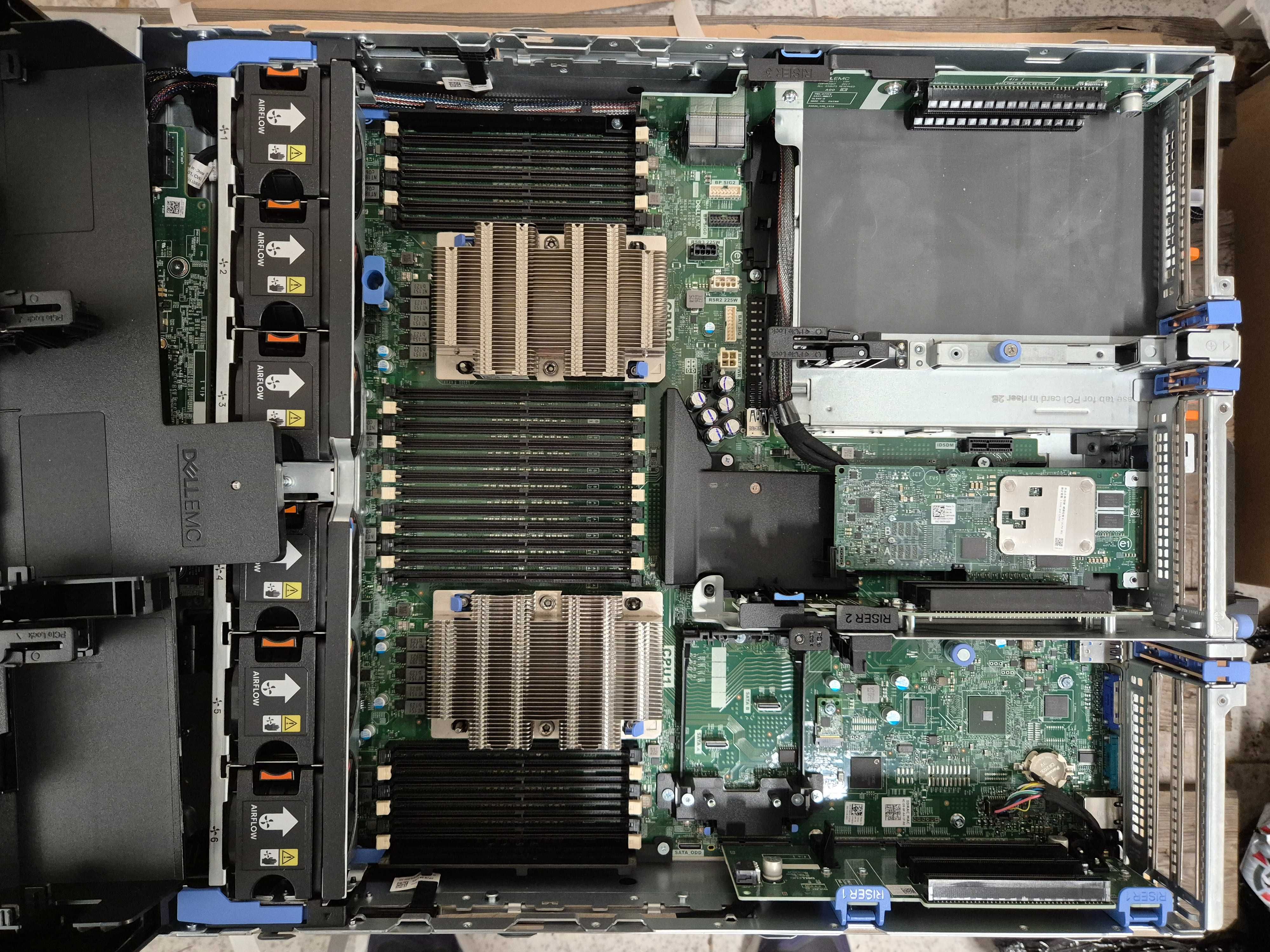 Dell R740xd сървър 24x 2.5" SFF, 2x Gold 6140, 64Gb RAM, релси, бленда