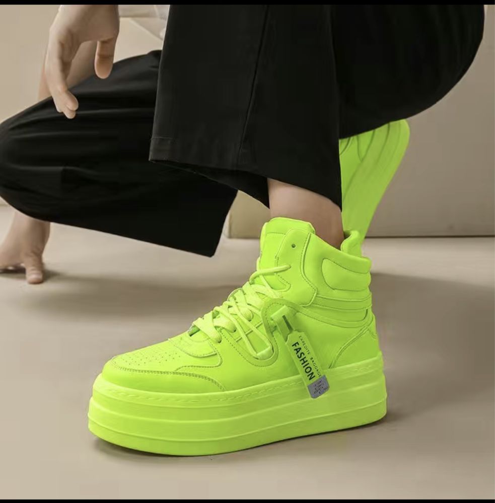 Продам кроссовки Флуоресцентные зеленые