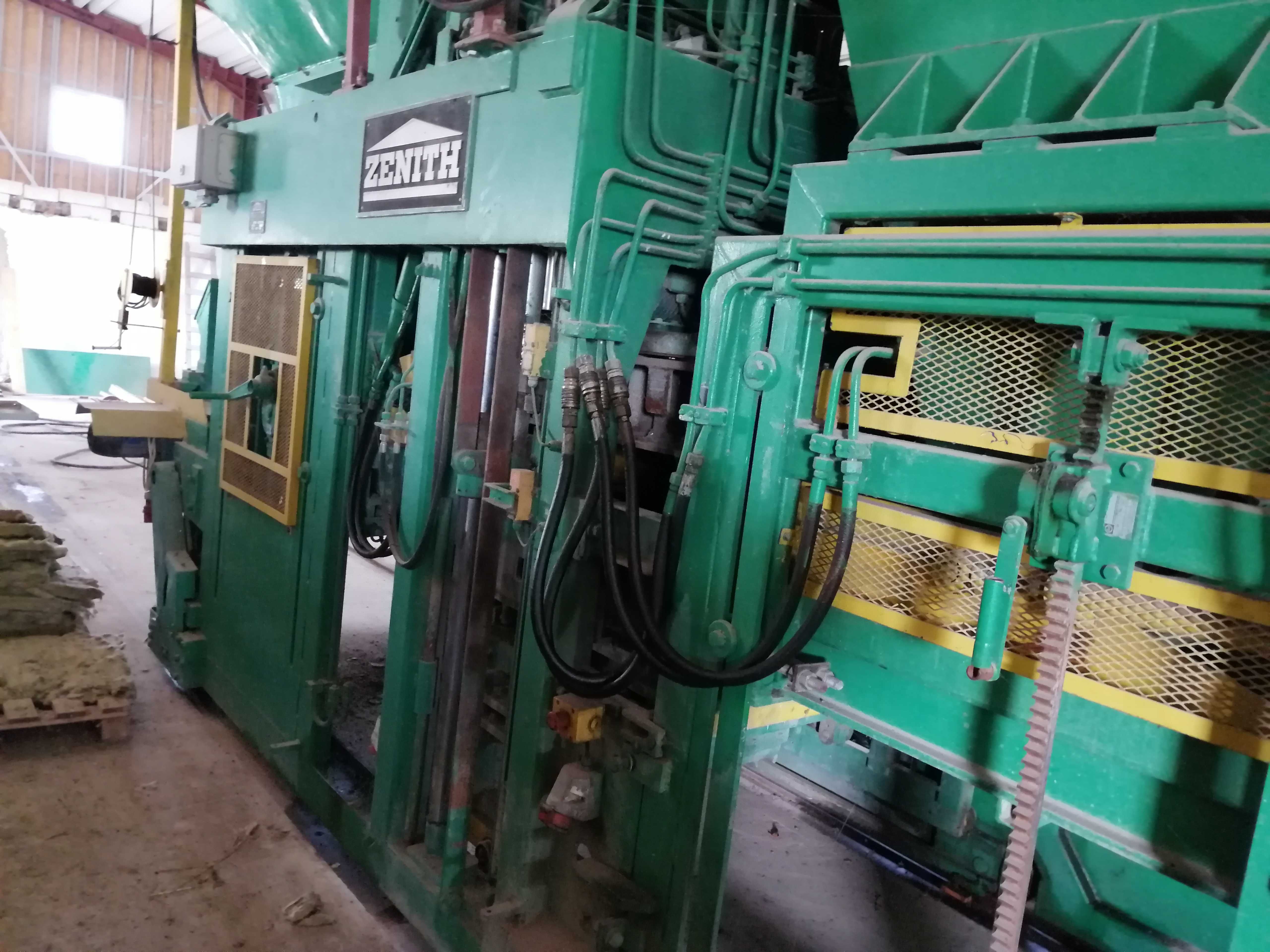 Maşină pentru fabricat pavele şi bolţari (beton vibro-presat)