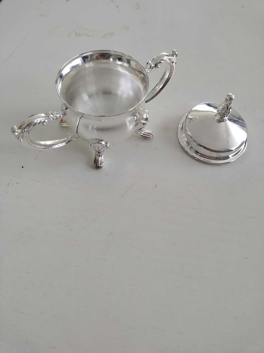 Посребрен сервиз