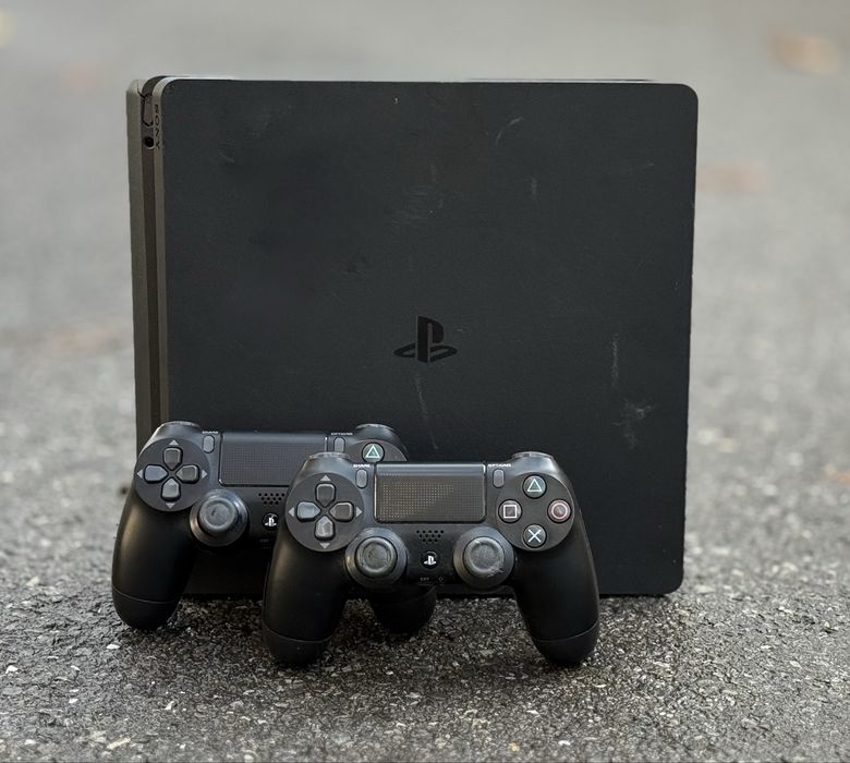 Конзола Sony Playstation 4 Slim (PS4), 500 GB, Черен + 2 геймпада