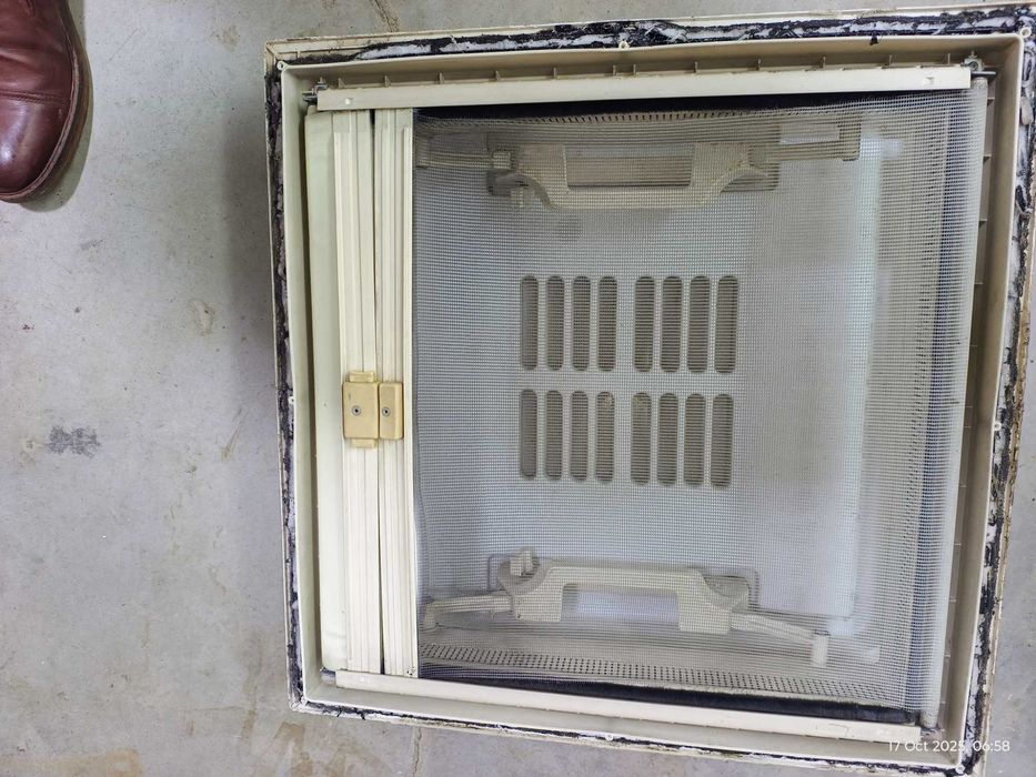 Продавам употребявана капандура (люк) за кемпер, за отвор 480х480 мм.