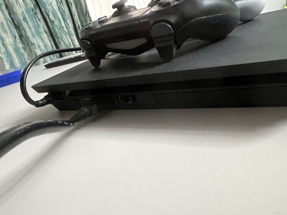 Vând PS 4 Slim: 750lei