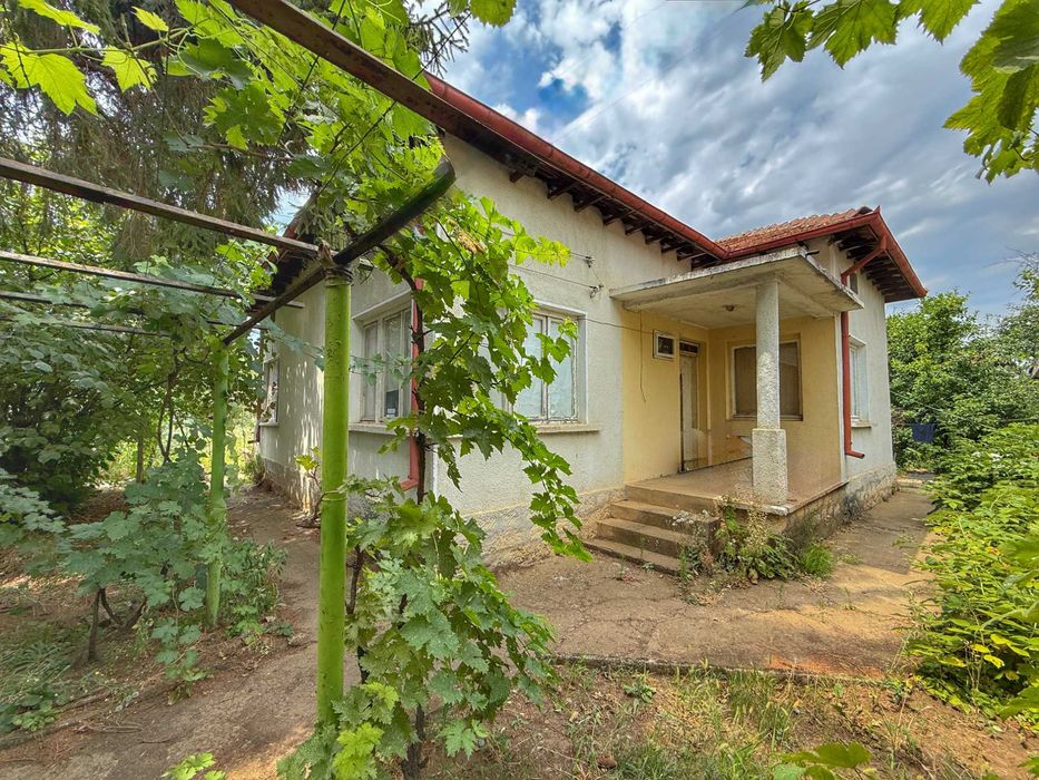 Продава се имот къща с двор 2 дка и гараж в гр. Левски