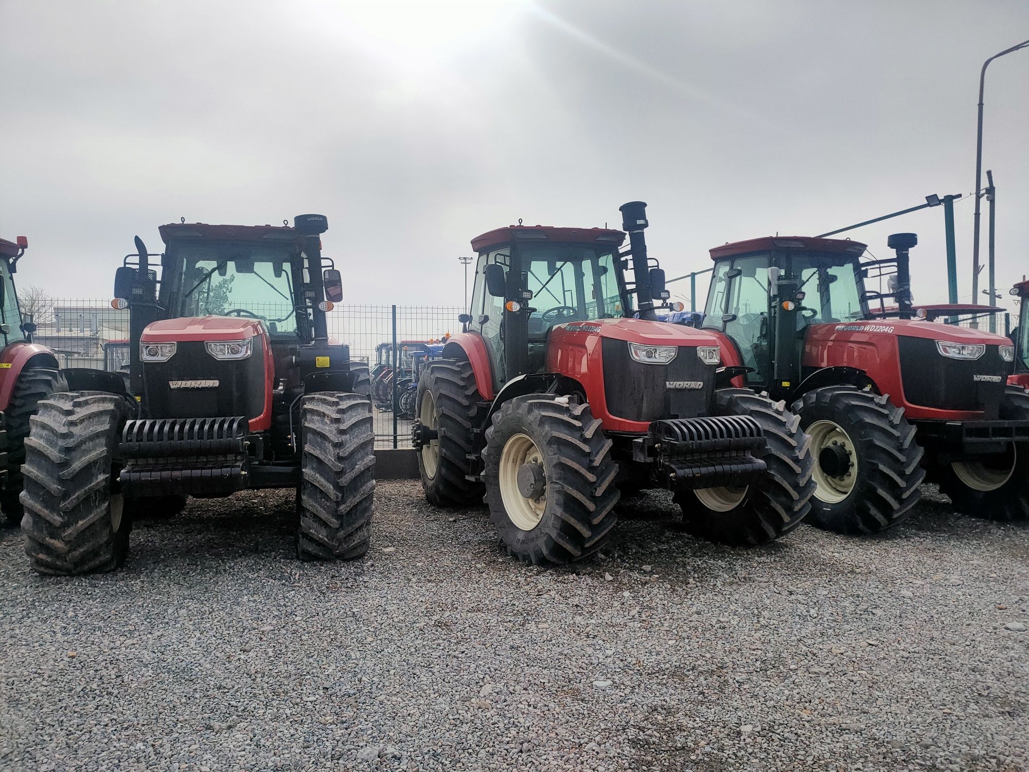 FM WORLD  2204 Traktorlari