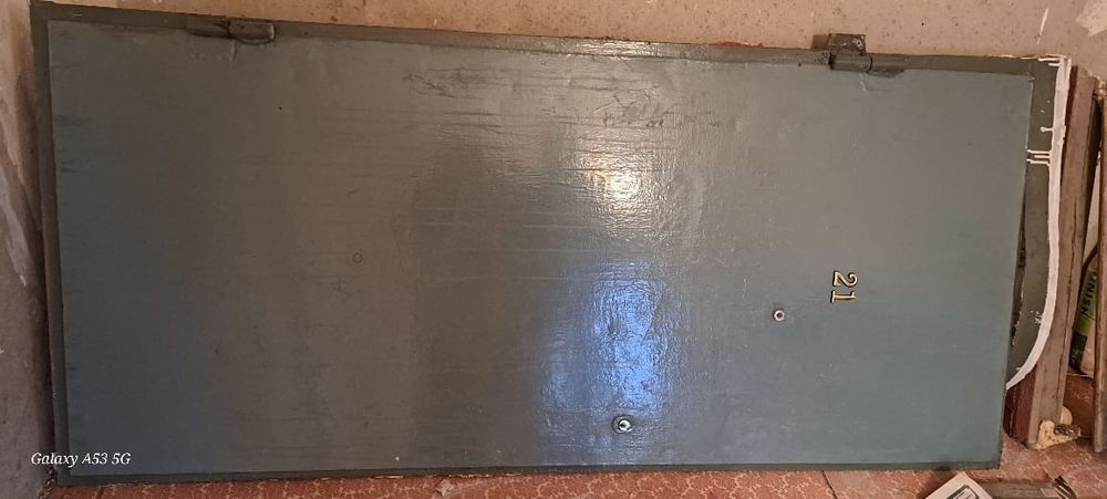 Железный двер хорошо состояние