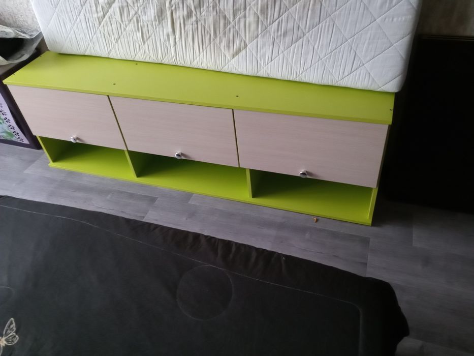 Детская кровать и шкаф