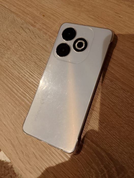 Telefonul este aproape nou fără zgârieturi sau urme de uzura