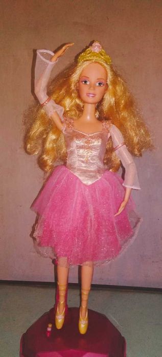 Кукла Барби Балерина показывает танцевальные движения играет музыка