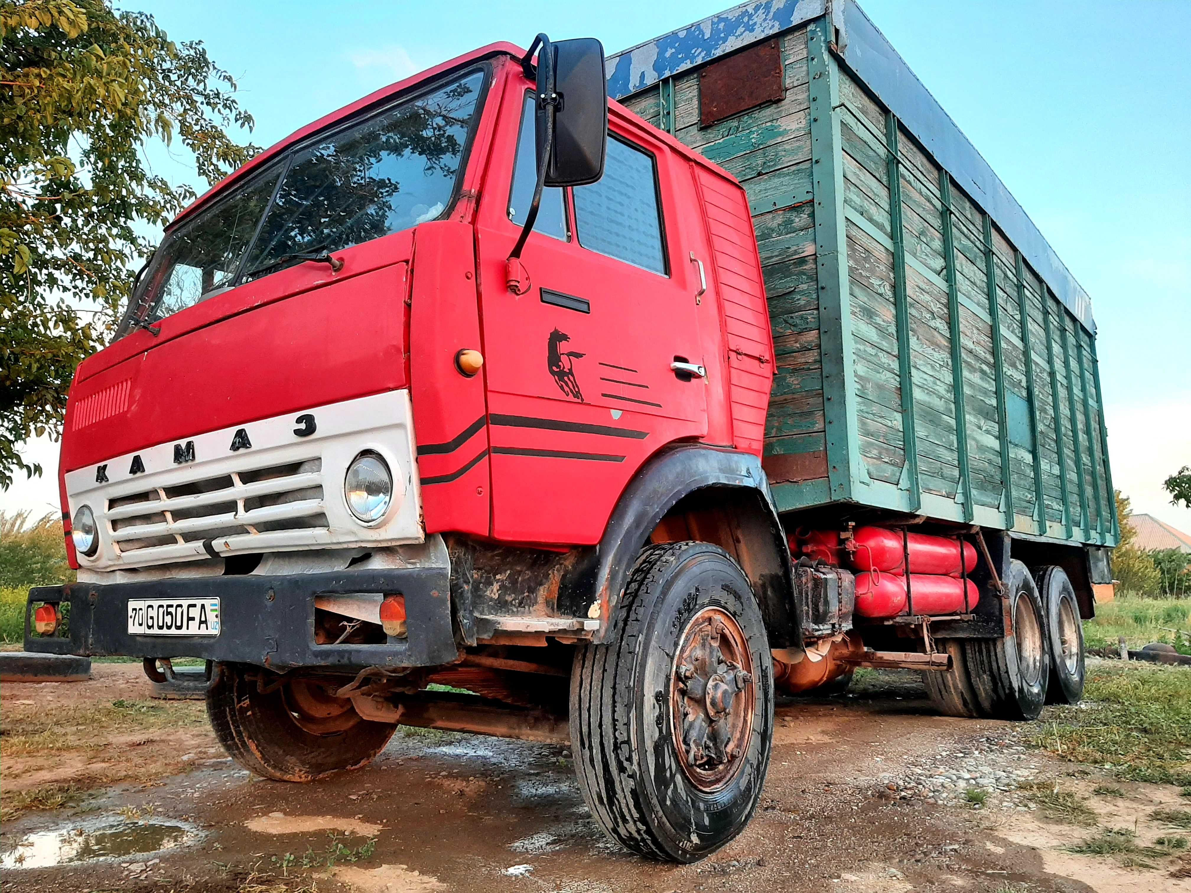 Kamaz srochno sotiladi