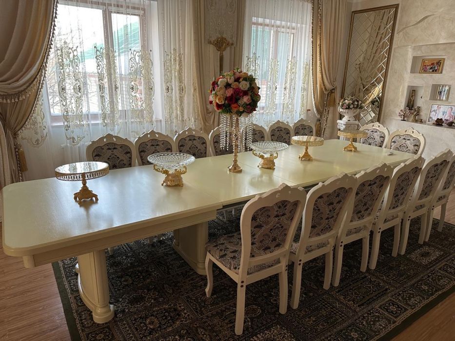 Стол со стульчиками для гостиной