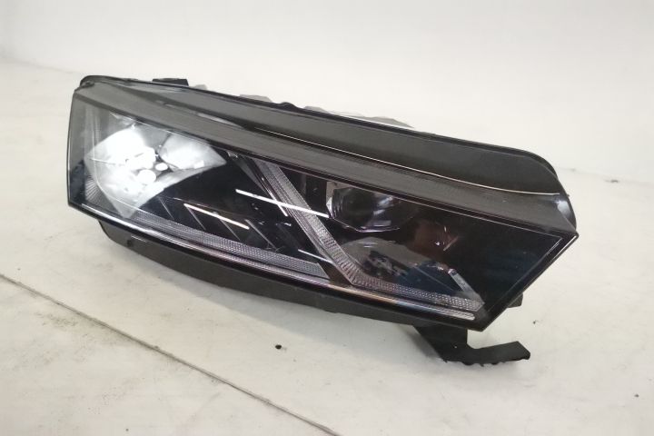 Фар Дясно Оригинален Лед В Добро Състояние Crystal Lighting Шкода Окта