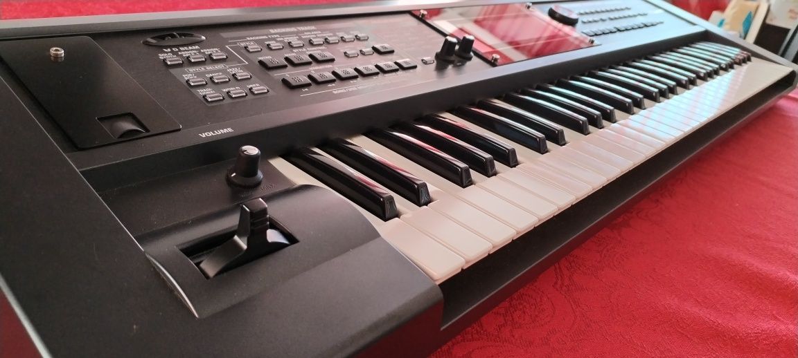 Продавам Roland GW-8 Workstation