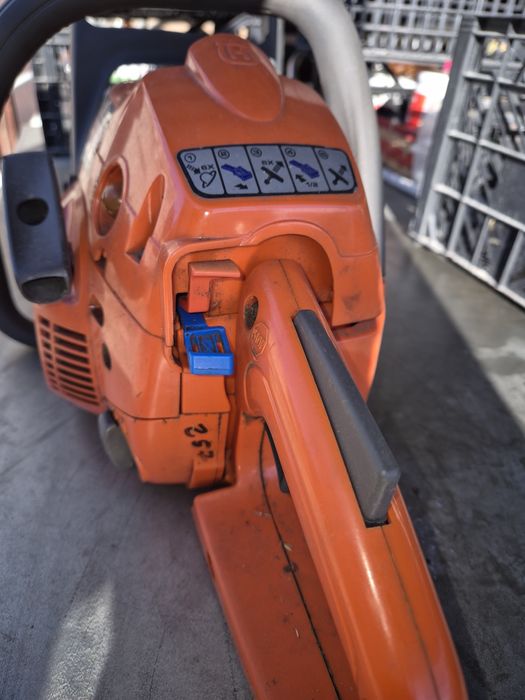 Vind Husqvarna 235 pentru piese