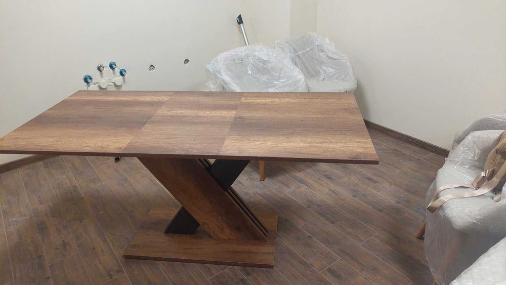 Комплект  сгъваема трапезна маса с 4 стола /чисто нови/