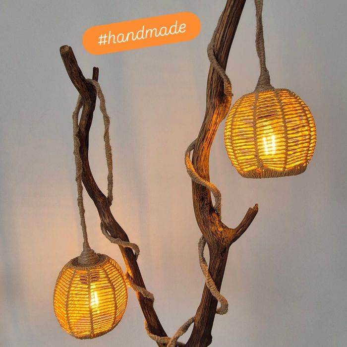 Lampa handmade, realizata din lemn recuperat