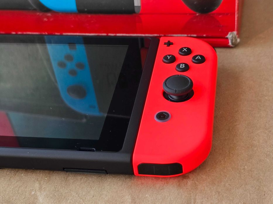 Nintendo Switch + 128гб карта памет + чип и всички аксесоари