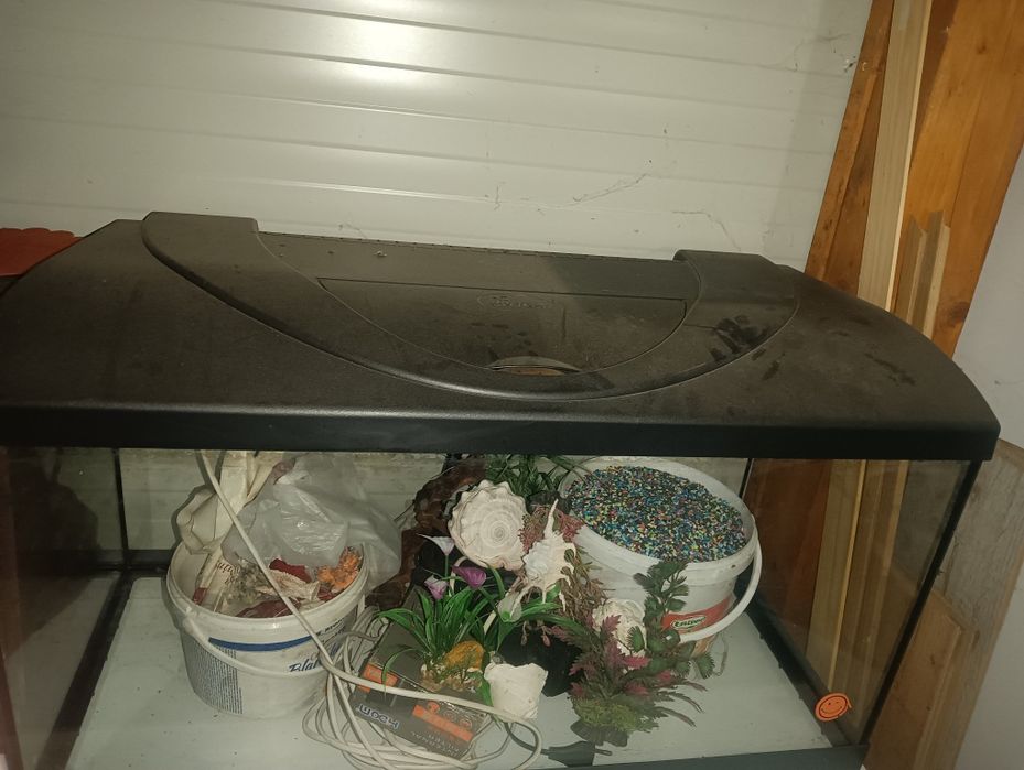 Vând acvariu 100 l complet echipat