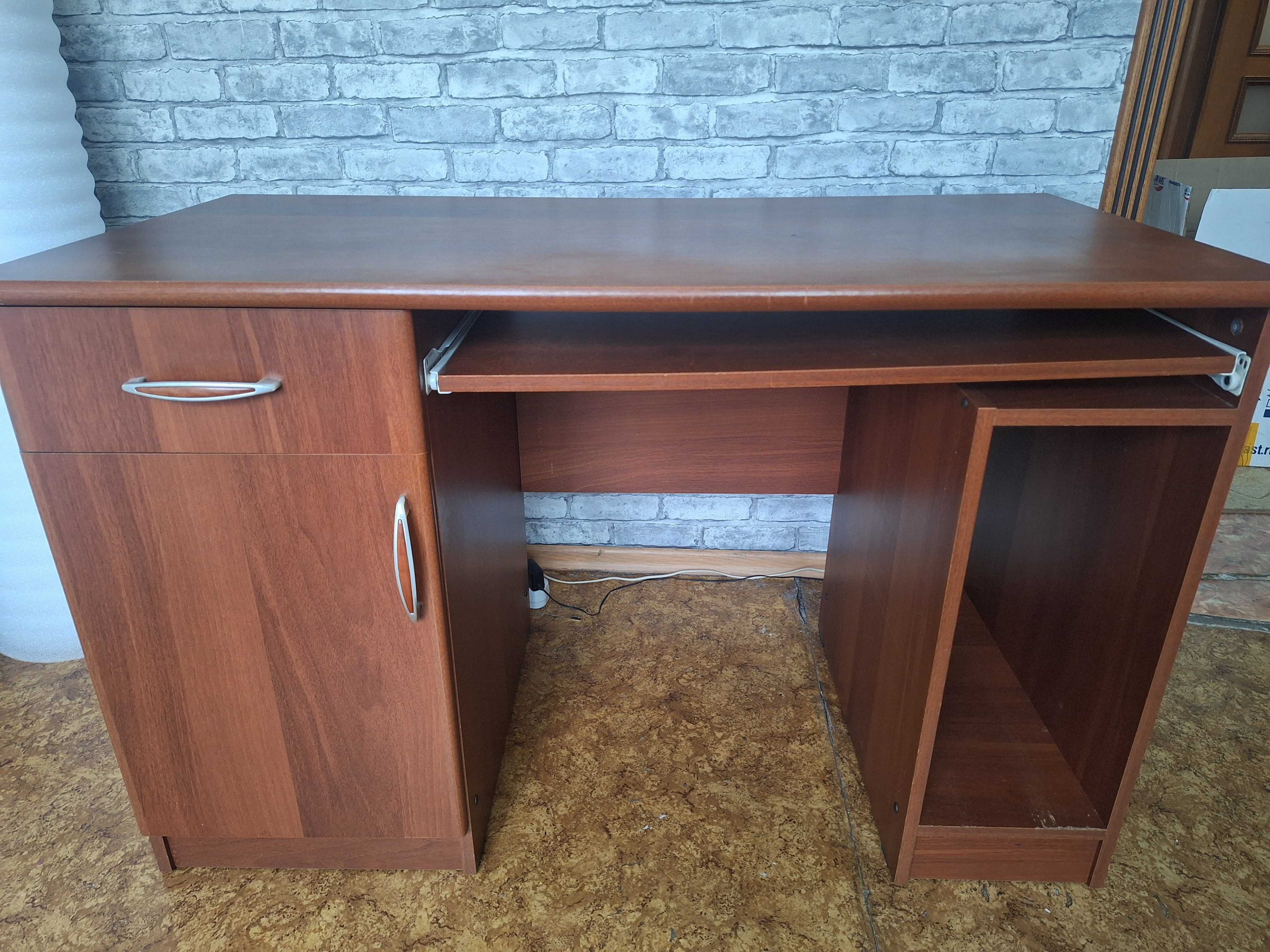 Продается прихожая и стол