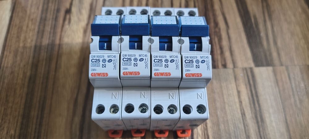 4 buc x Sigurante automate Gewiss 1P+N 25 A