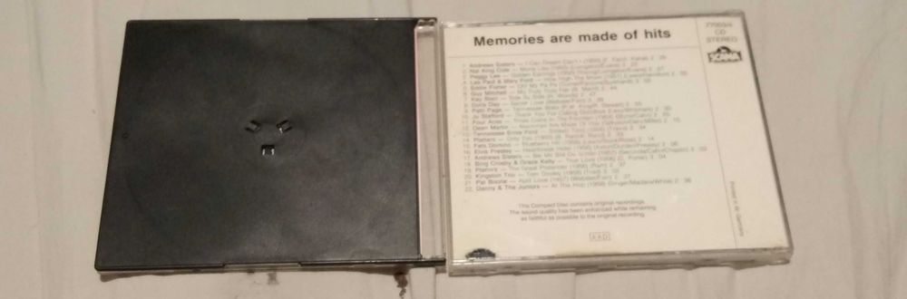 Два броя оригинални компакт дискове