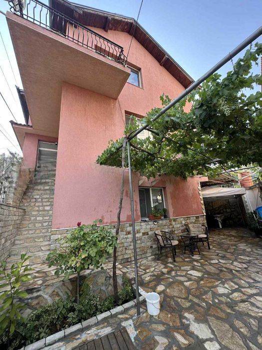 Триетажна къща в Куклен