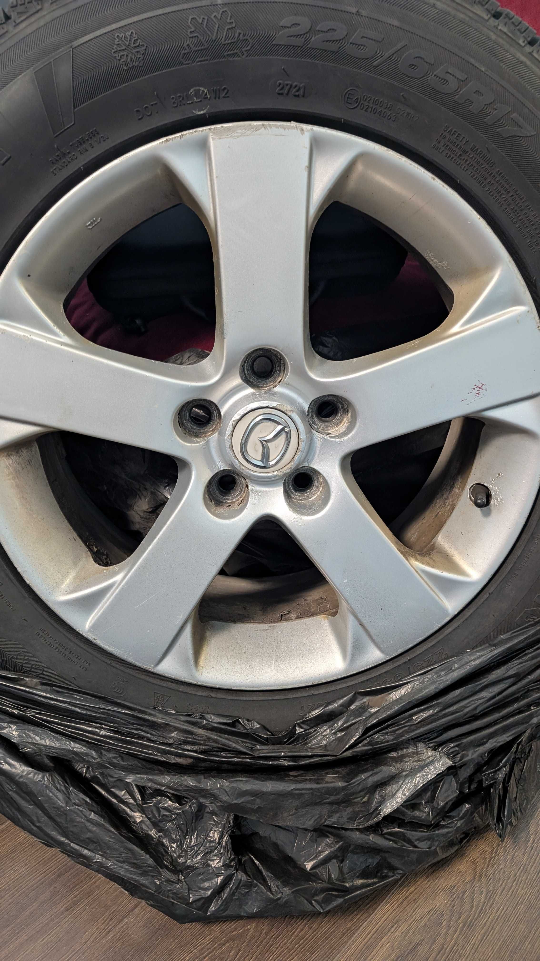 Оригинални джанти от Mazda в комплект с зимни гуми.