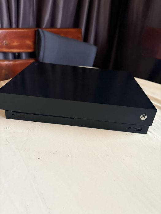 Vand urgent! Xbox One X 1 TB
