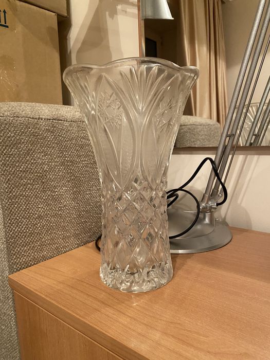 Срочно! в связи с перездом Продам хрустальную  вазу