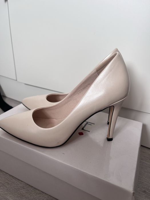 Продам классические бежевые туфли