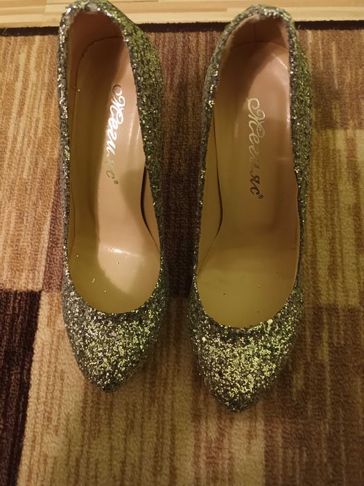 Чисто нови дамски обувки с брокат – елегантни и стилни