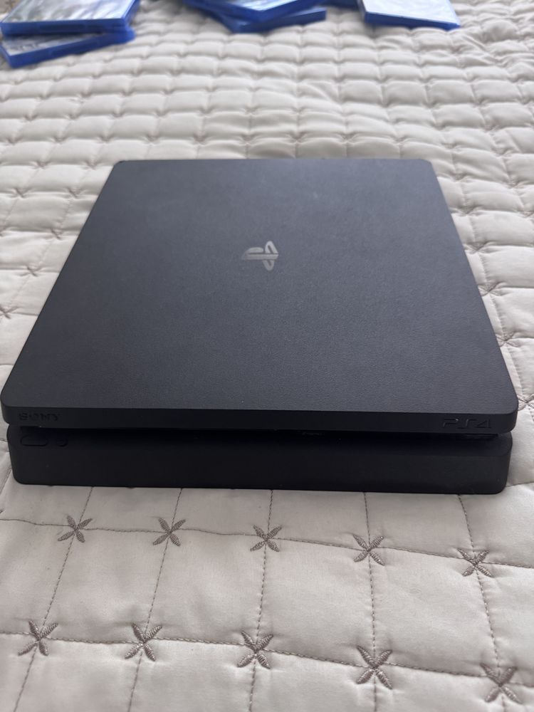 Ps4 slim , Ps4, 17 игри , с кабели , 4 контролера.