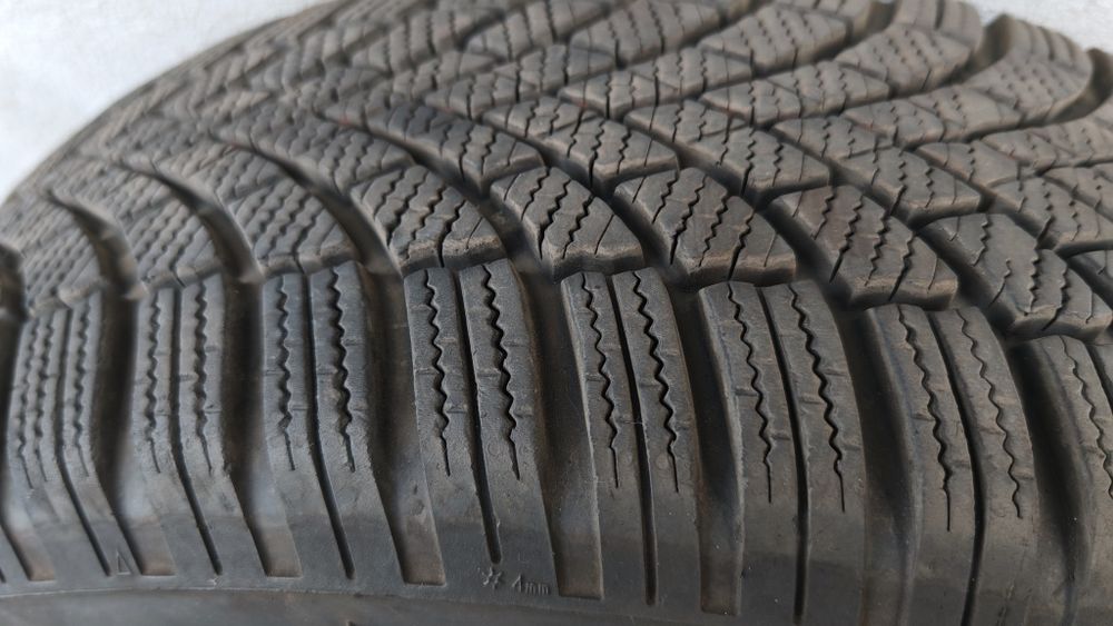 Jante de tablă 195 65 15 cu anvelope iarnă Bridgestone Blizzak