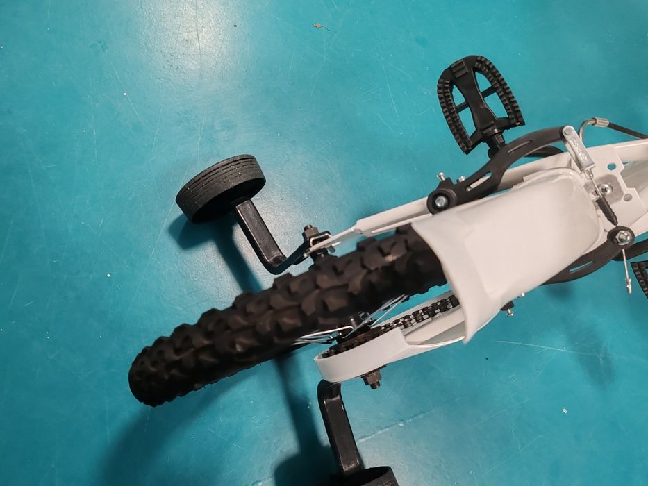 Bicicleta fetite cu roti ajutatoare