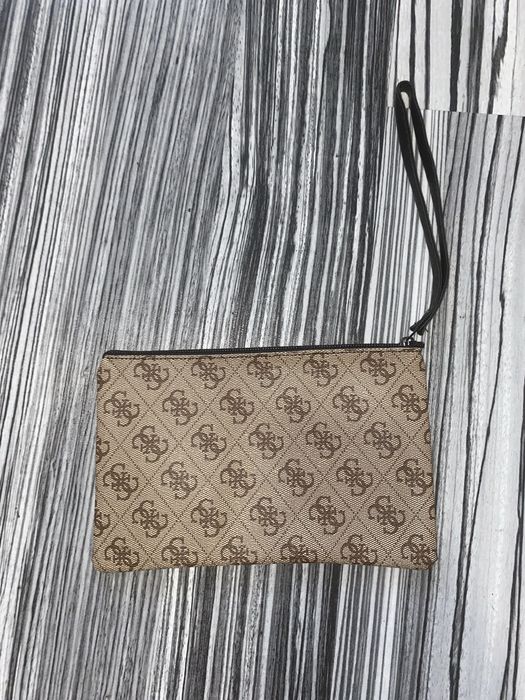 Guess portfard / clutch monogram 4G, bej, cu curelușă