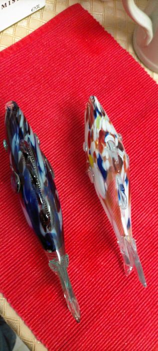 Bibelouri pesti din sticlă.