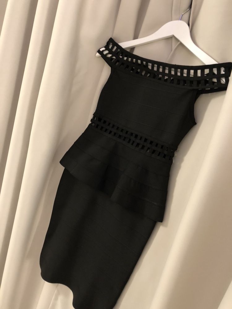 Бандажна черна рокля
