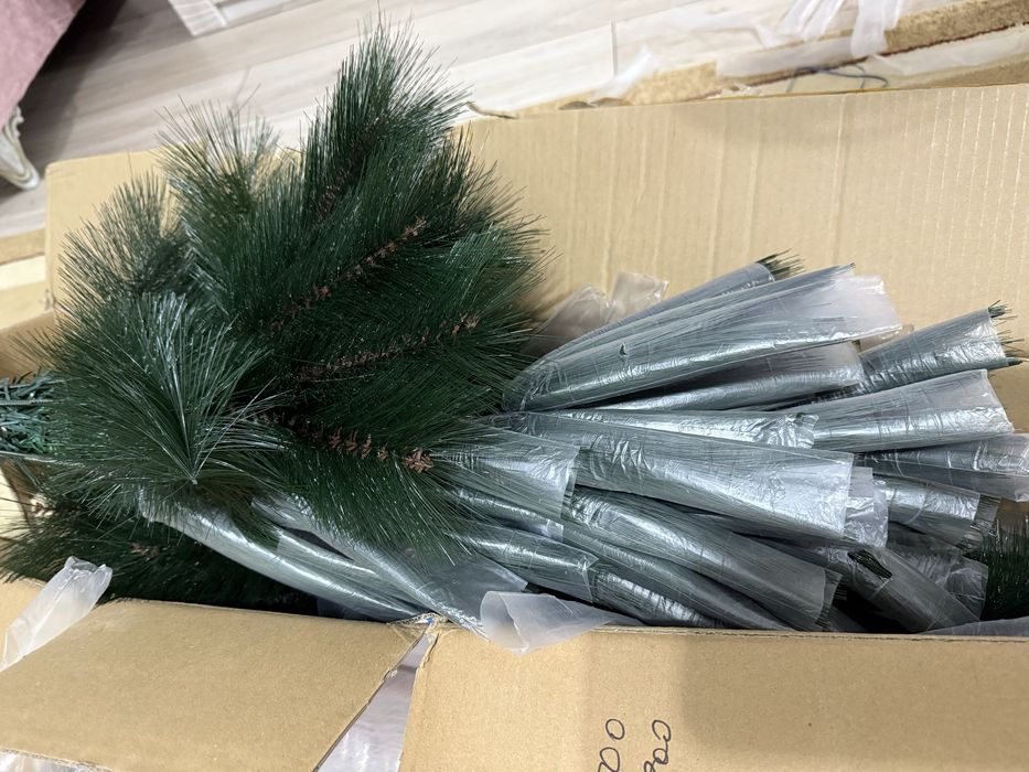 Продам елку с шишками и ягодами