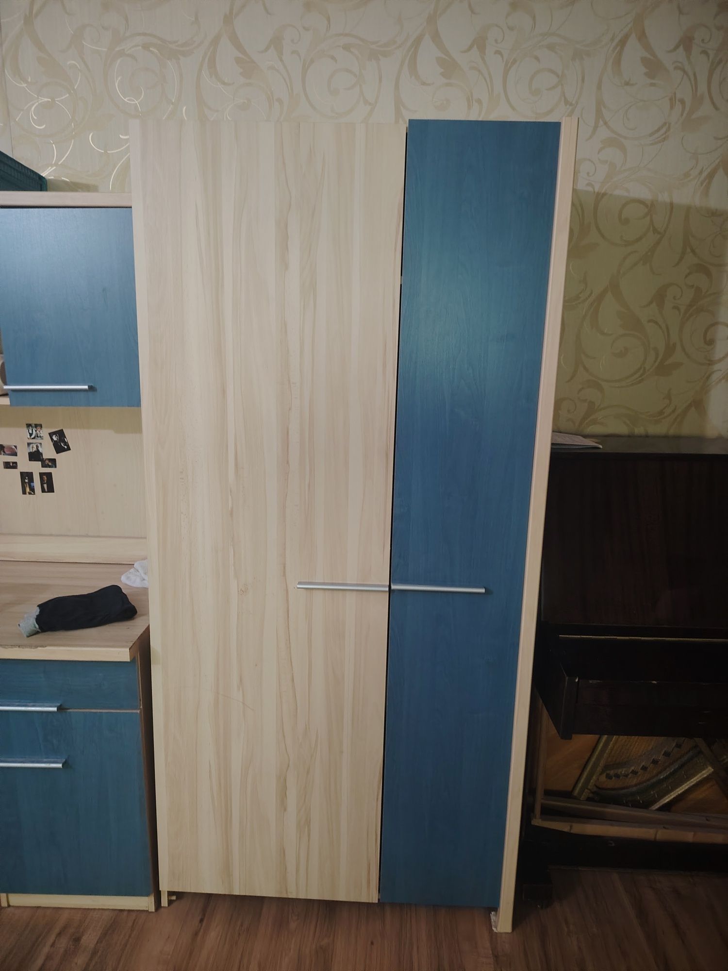 Продам стол ученический со шкафом