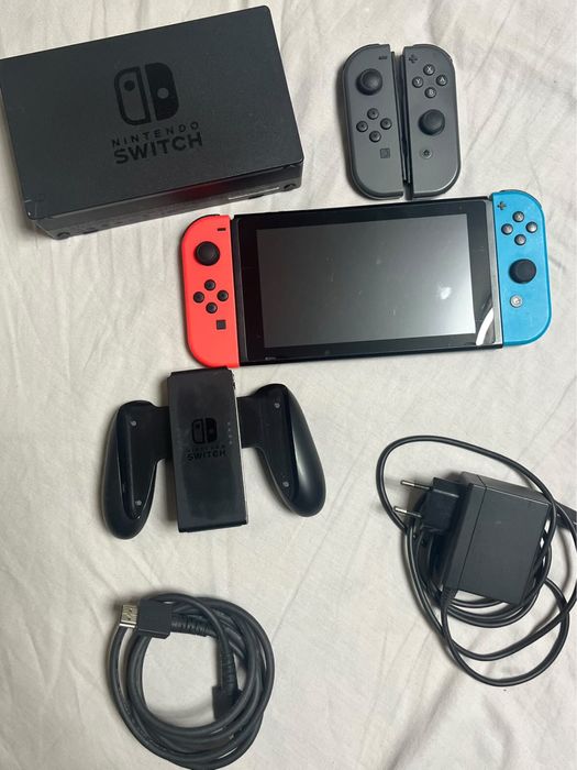 Nintendo Switch cu 2 seturi de joyconuri