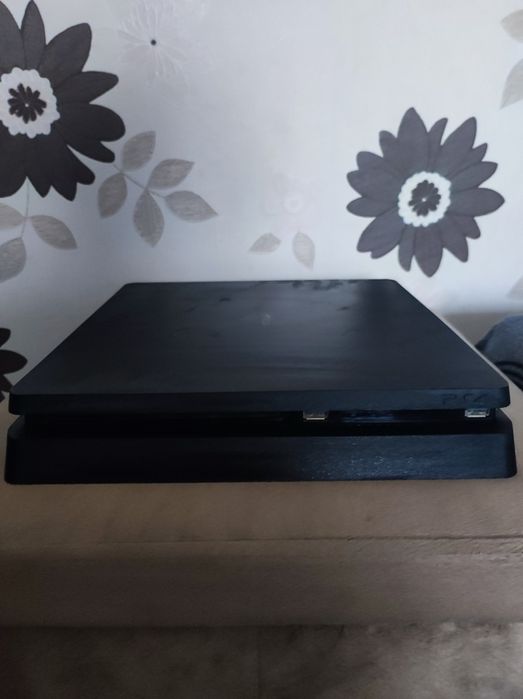 Vând PS4 slim  in stare perfecta de functionare