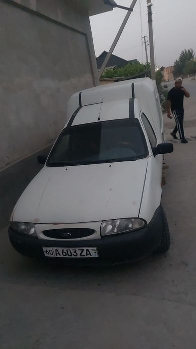 Автомобиль Ford курьер