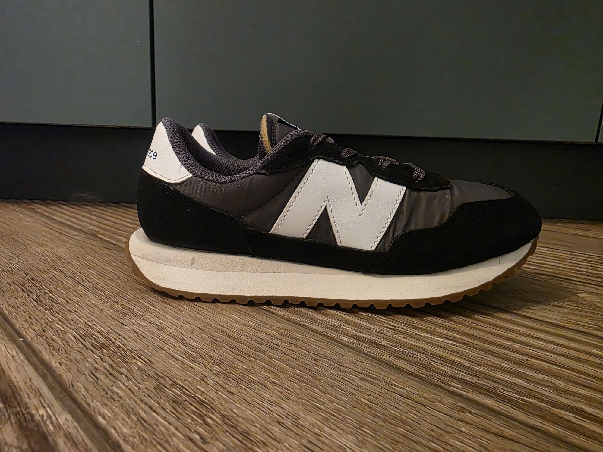 Дамски маратонки New Balance 327