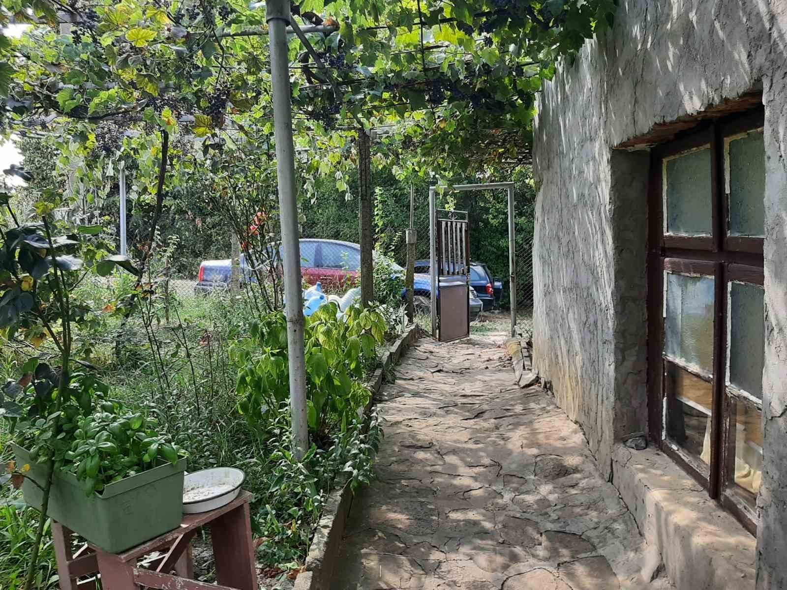 Продавам тухлена къща на 2 етажа с площ 116 кв м Дворно място 5453 кв