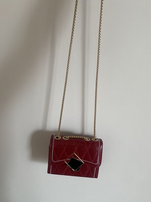 Чисто нова червена кожена чанта