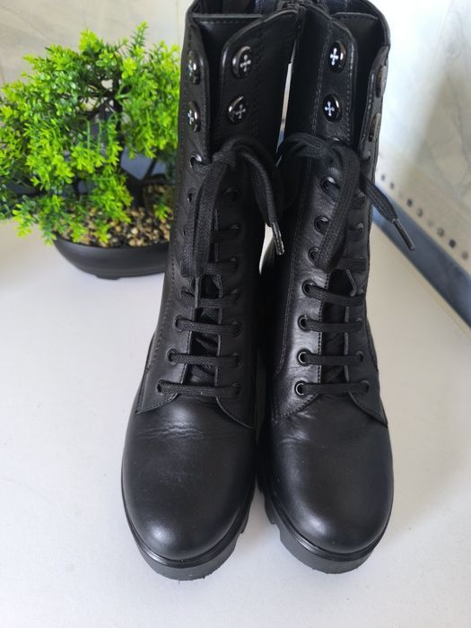 Боти от естествена кожа