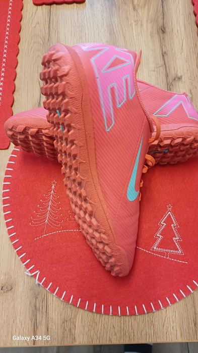 Vând 2 perechi ghete ( crampoane și bobite),nr 41.