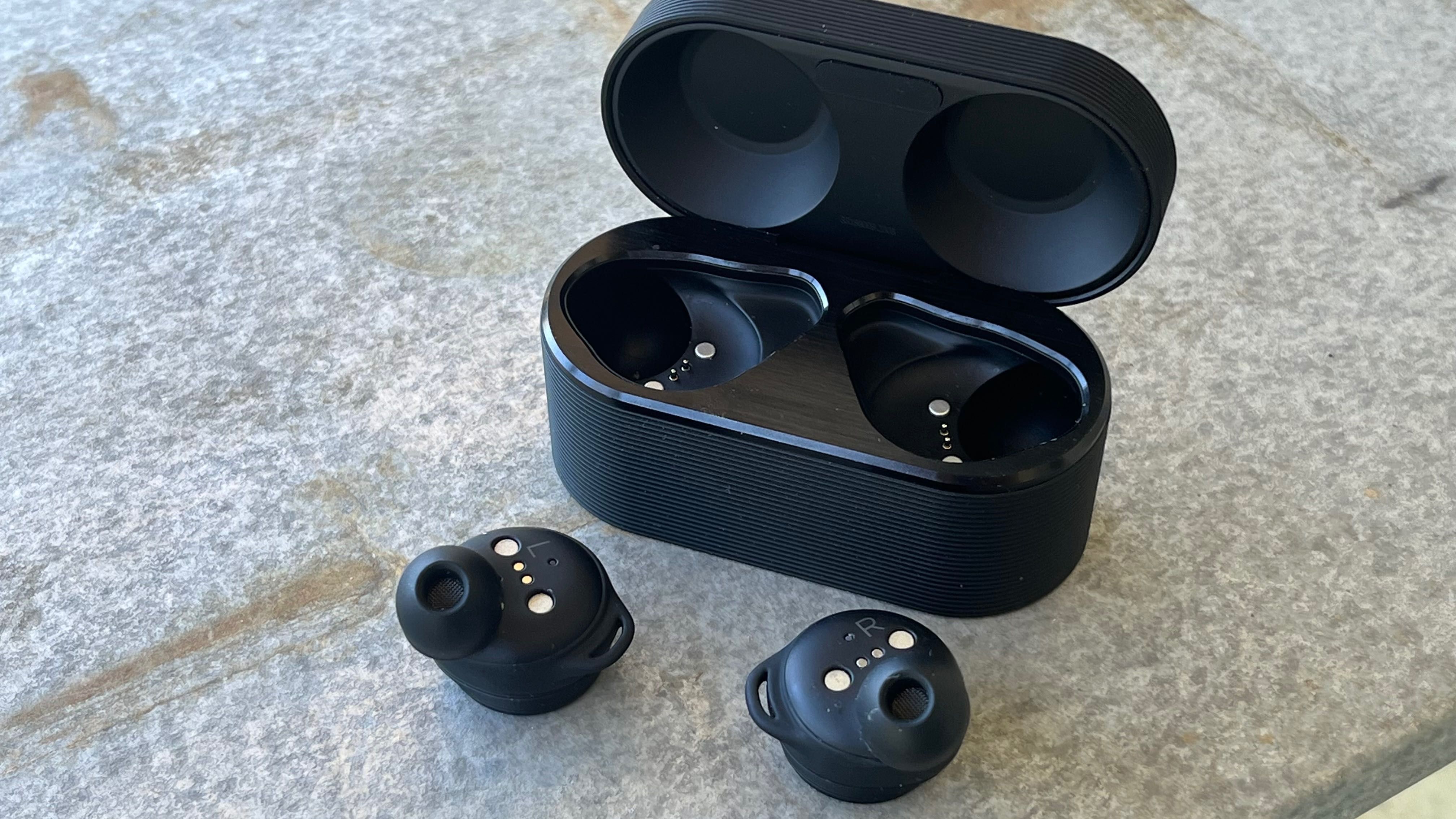 Продавам слушалки Bang & Olufsen E8 Sport, черни